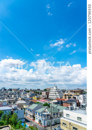 [東京] 夏日藍天清爽的自由之丘街道 120796930