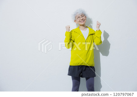 Senior women of sportswear 120797067