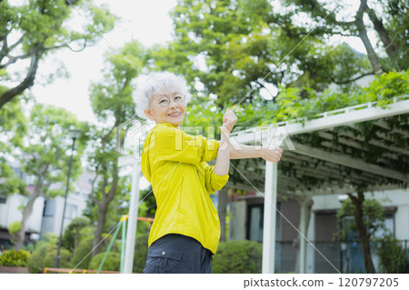 Senior women of sportswear 120797205
