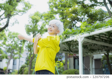 Senior women of sportswear 120797206