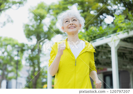 Senior women of sportswear 120797207