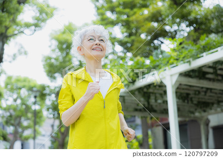 運動裝的高級女性 120797209