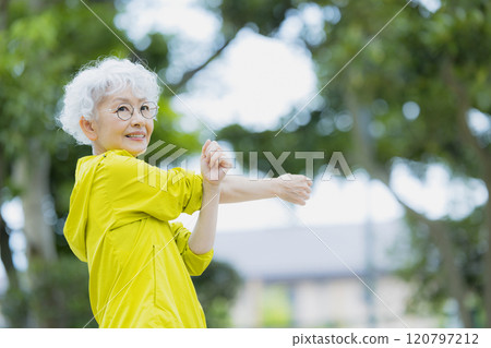 運動裝的高級女性 120797212