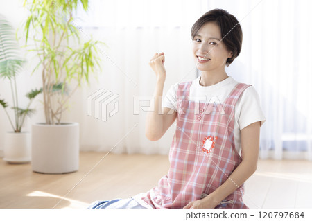 托兒所老師肖像：一位女士微笑著看著鏡頭 120797684