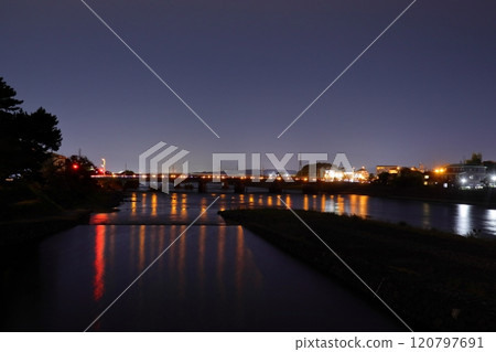 Night view of Uji Bridge and Keihan Uji Station from Tachibanajima, an island in the Uji River 120797691
