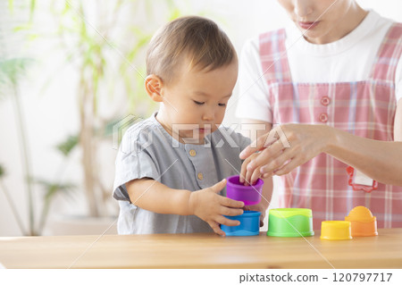 孩子們玩兒童保育 孩子們玩兒童保育 120797717