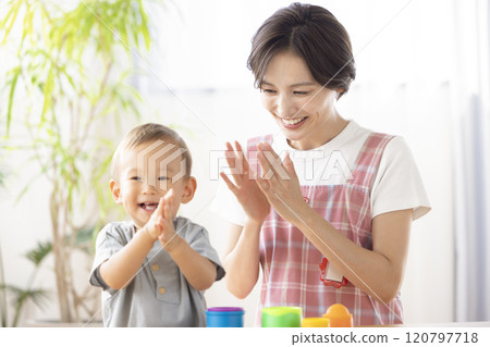 孩子們玩兒童保育 120797718