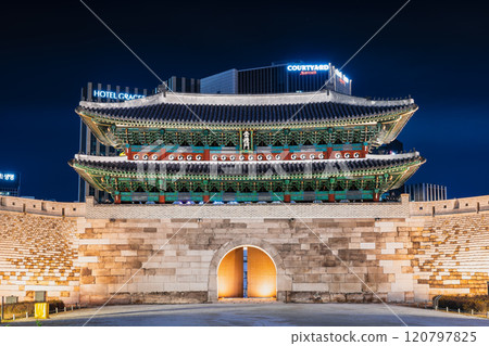 Seoul Namdaemun (Sungnyemun) night view 120797825