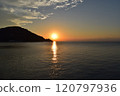 The sun setting, shining on the calm sea 120797936