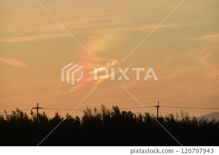 彩虹色的夕陽天空 120797943