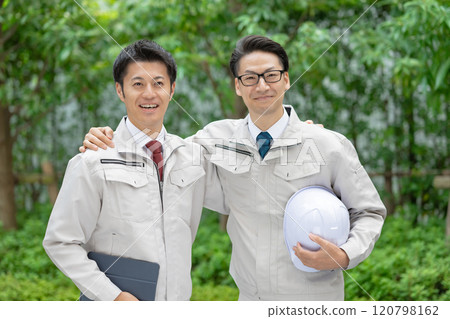 兩個穿著工作服的男人 兩個穿著工作服的男人 120798162