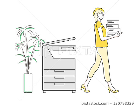 一位女商人用影印機影印文件後走到辦公桌前 120798329
