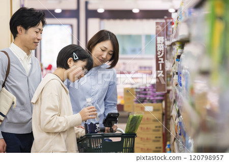 家庭在超市購物 家庭父母和孩子 120798957