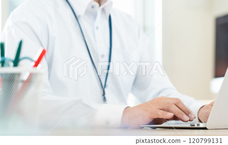Handy businessman who operates PC 120799131