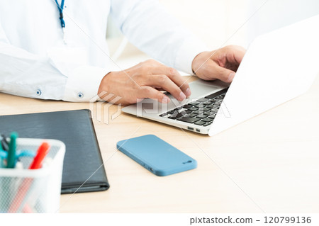 Handy businessman who operates PC 120799136