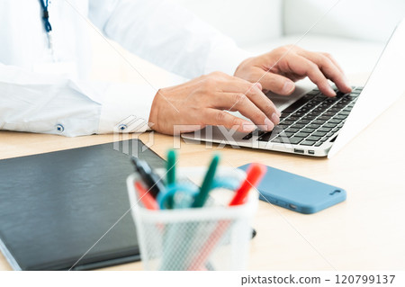 操作PC的方便的商人 操作PC的方便的商人 120799137