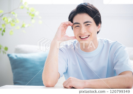 清爽男子憂心忡忡的姿勢,撐著下巴看著鏡頭 清爽男子憂心忡忡的姿勢,撐著下巴看著鏡頭 120799349