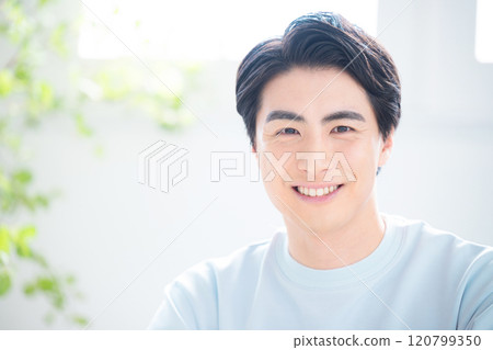 一個清爽的男人微笑著看著鏡頭 120799350