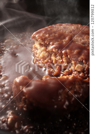 多汁的漢堡牛排,熱氣騰騰,放在煎鍋上烤。 多汁的漢堡牛排,熱氣騰騰,放在煎鍋上烤。 120799812