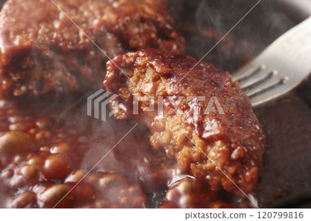 多汁的漢堡牛排,熱氣騰騰,放在煎鍋上烤。 多汁的漢堡牛排,熱氣騰騰,放在煎鍋上烤。 120799816
