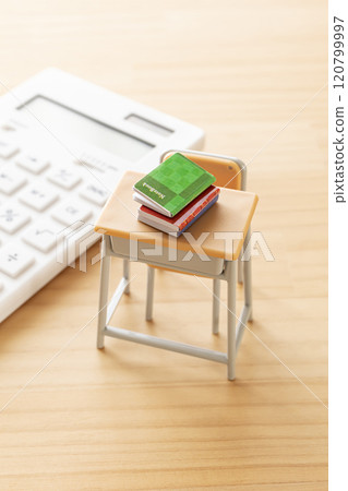 學習桌和計算機 教育費和學費圖片 120799997