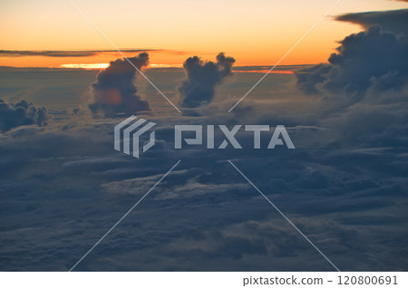 從飛機看的日落煥發 120800691