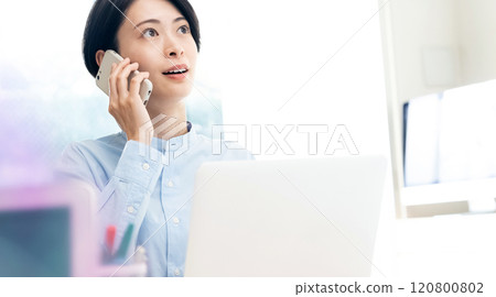 叫與智能手機的女商人 120800802