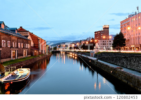 【北海道】夜晚的小樽運河，水面上美麗的倒影 120802453