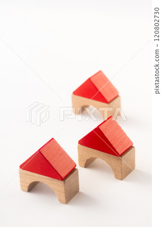 有紅色三角屋頂的積木房子 120802730