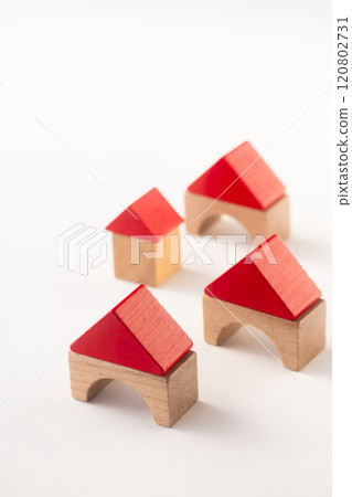 有紅色三角屋頂的積木房子 120802731