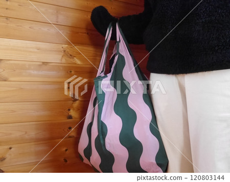 Woman with eco bag (no face) 120803144