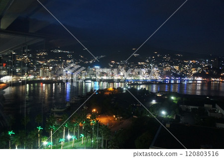 燈光璀璨的海邊夜景 燈光璀璨的海邊夜景 120803516