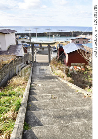 拍攝北海道八雲町熊石愛沼八幡神社境內的冬季風景 拍攝北海道八雲町熊石愛沼八幡神社境內的冬季風景 120803789