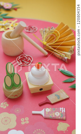 Japanese New Year's images | Kagami mochi, kadomatsu, mizuhiki, mochi pounding, and hagoita 120804354