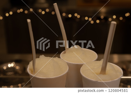 溫暖的燈光照亮了三座檸檬格蘭尼塔 120804581