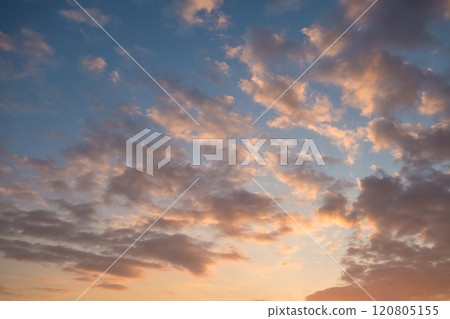 雲彩漂浮在日出的天空中 雲彩漂浮在日出的天空中 120805155