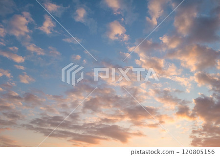 雲彩漂浮在日出的天空中 雲彩漂浮在日出的天空中 120805156