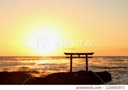 大洗海岸的朝日 120805971