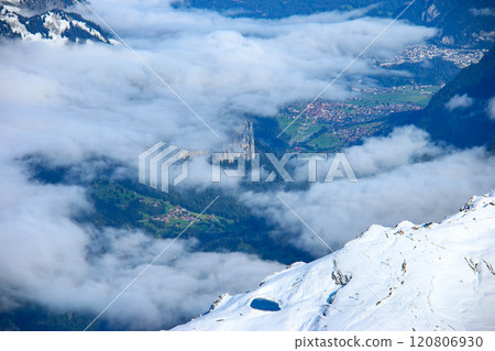 從瑞士格林德爾瓦爾德少女峰獅身人面像觀景台欣賞勞特布龍嫩的壯麗景色 120806930