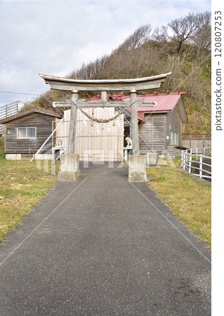 拍攝北海道乙部町三谷八幡神社境內的冬季風景 拍攝北海道乙部町三谷八幡神社境內的冬季風景 120807253