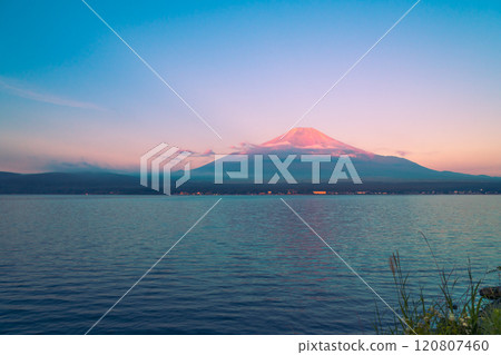 [Mt. Fuji at sunrise from Lake Yamanaka] 120807460