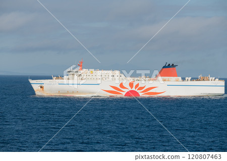 [Sunflower Furano bound for Tomakomai and Sunflower Daisetsu bound for Oarai meet and leave, off the coast of Iwate Prefecture] 120807463