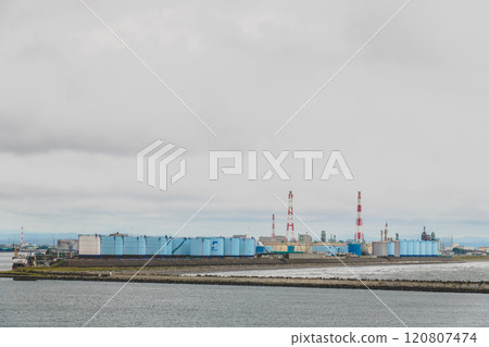 [Sunflower Furano arriving at Tomakomai Ferry Terminal, petrochemical complex and thermal power plant] 120807474