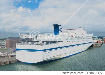 [The Pacific Ferry Ishikari, seen from the Sunflower Furano, is docked at the Tomakomai Ferry Terminal] 120807477