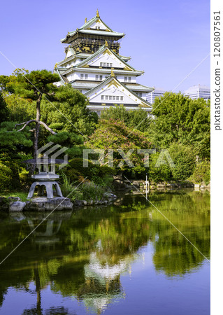 大阪城天守閣和日本庭園(大阪府大阪市) 大阪城天守閣和日本庭園(大阪府大阪市) 120807561