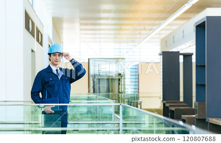大樓內有平板電腦的男性工人 大樓內有平板電腦的男性工人 120807688