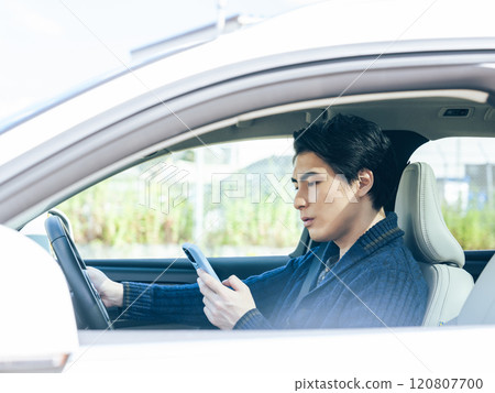男司機在車上使用智慧型手機 男司機在車上使用智慧型手機 120807700
