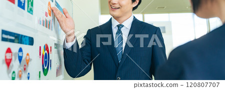 一群商務人士在查看業務數據圖表時進行討論 120807707