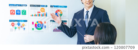 男性商務人士在研討會上演講 120807709