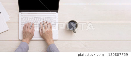 一名男子使用筆記型電腦。 120807769